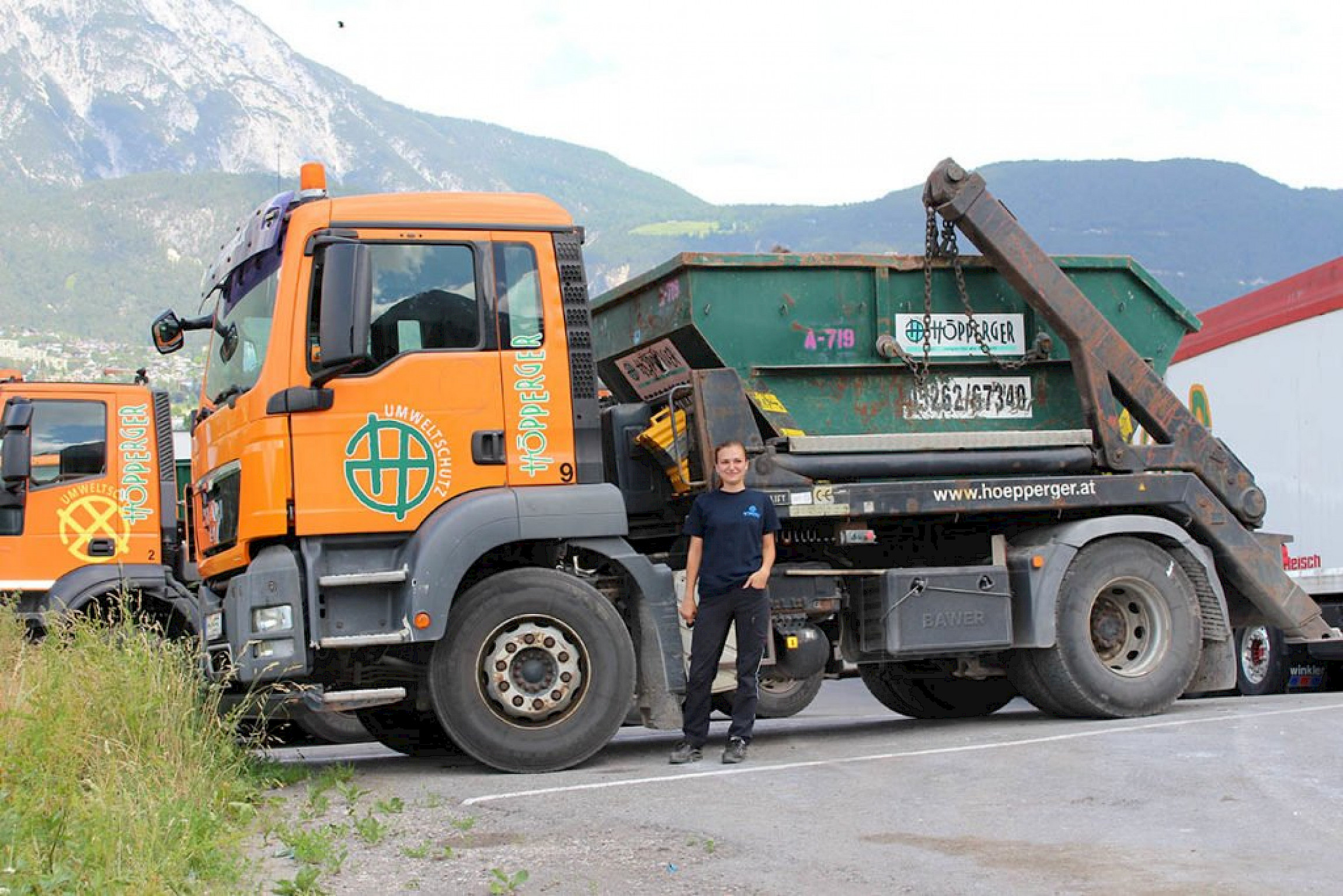 Melanie Müller mit ihrem Absetzcontainer LKW  Bildunterschrift: Mit ihrem Absetzcontainer LKW fährt Melanie am liebsten hinauf auf die Berge.