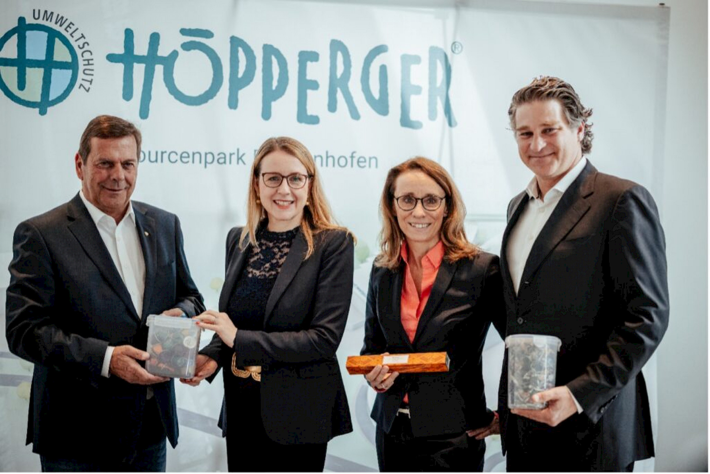 Ressourcen schonen durch das Recycling von Aluminiumkapseln: Harald Höpperger, BM Dr. Margarete Schramböck, Marianne Neumüller-Klapper (Operations & Sustainability Director, Nespresso Österreich) und Alessandro Piccinini (Geschäftsführer Nespresso Österreich).