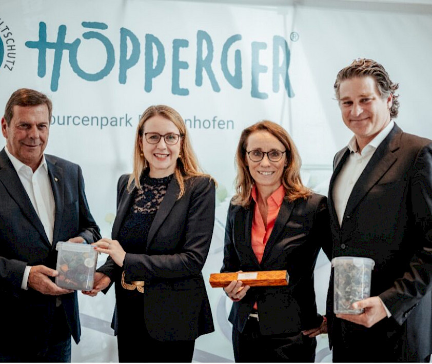 Ressourcen schonen durch das Recycling von Aluminiumkapseln: Harald Höpperger, BM Dr. Margarete Schramböck, Marianne Neumüller-Klapper (Operations & Sustainability Director, Nespresso Österreich) und Alessandro Piccinini (Geschäftsführer Nespresso Österreich).