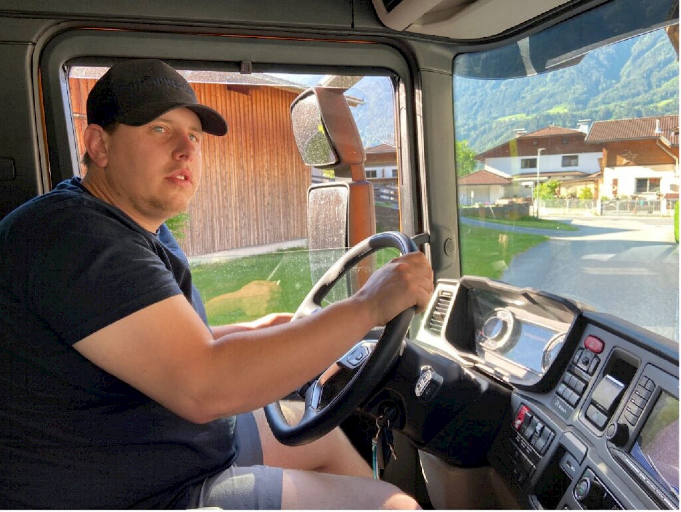 Alexander Bergant ist seit 2018 begeisterter LKW-Fahrer bei Höpperger Umweltschutz.