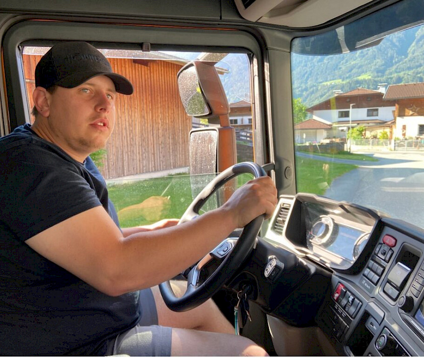 Alexander Bergant ist seit 2018 begeisterter LKW-Fahrer bei Höpperger Umweltschutz.