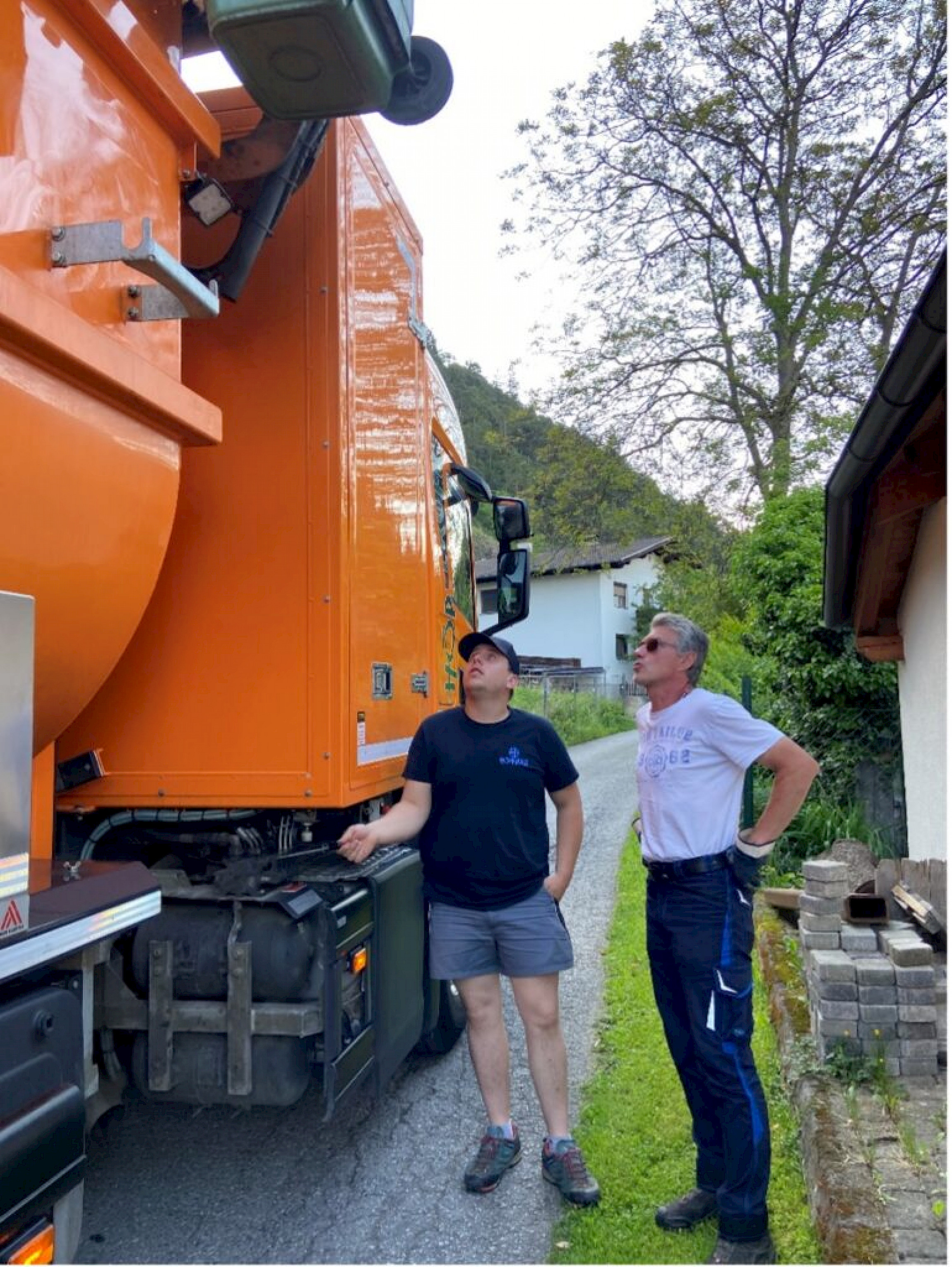 Konzentriert bei der Arbeit: Alexander Bergant mit seinem Kollegen Leonhard Pittioni