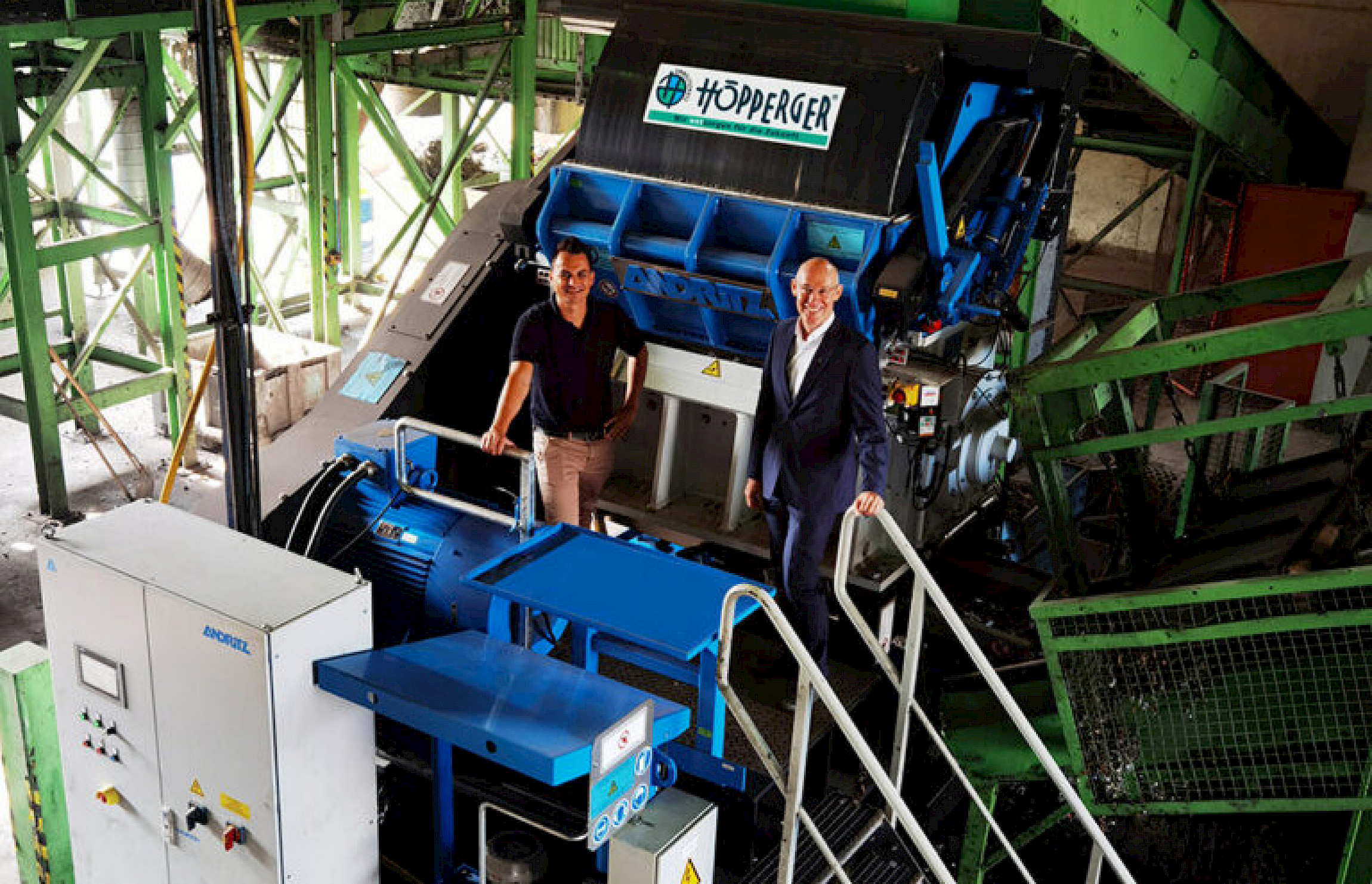 Thomas Höpperger, Geschäftsführer Höpperger Umweltschutz (links) mit Werner Wiedenbauer, Senior Sales Manager, ANDRITZ Recycling beim neuen ANDRITZ ADuro G Granulator.