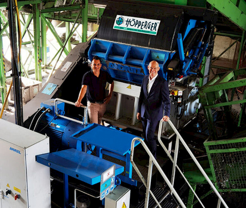 Thomas Höpperger, Geschäftsführer Höpperger Umweltschutz (links) mit Werner Wiedenbauer, Senior Sales Manager, ANDRITZ Recycling beim neuen ANDRITZ ADuro G Granulator.