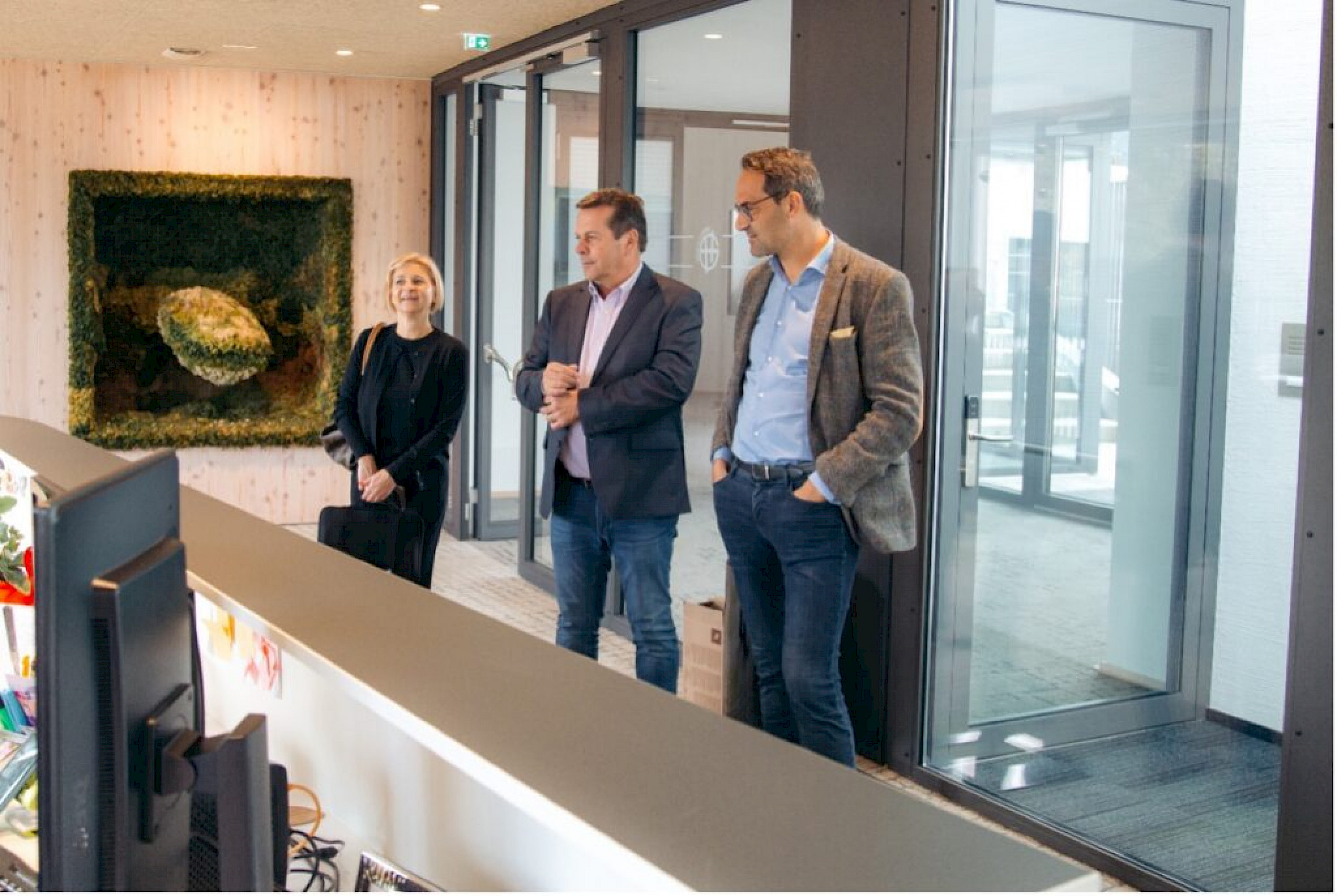 Beeindruckt zeigten sich WK Präsident Christoph Walser (rechts) und Direktorin Evelyn Geiger-Anker bei der Führung durch das neue Höpperger Innovationszentrum. Bildnachweis: Buerostark/Felix Stark