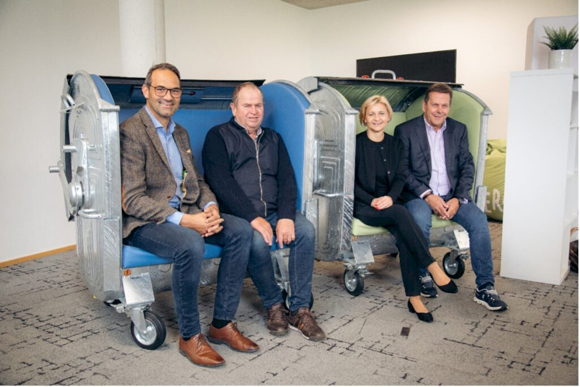 Auch ein kurzer Blick in den neuen Mitarbeiter-Relax-Raum durfte beim Betriebsbesuch der WK Tirol nicht fehlen. V.l.n.r. Christoph Walser, Klaus Höpperger, Evelyn Geiger-Anker, Harald Höpperger  Bildnachweis: Buerostark/Felix Stark