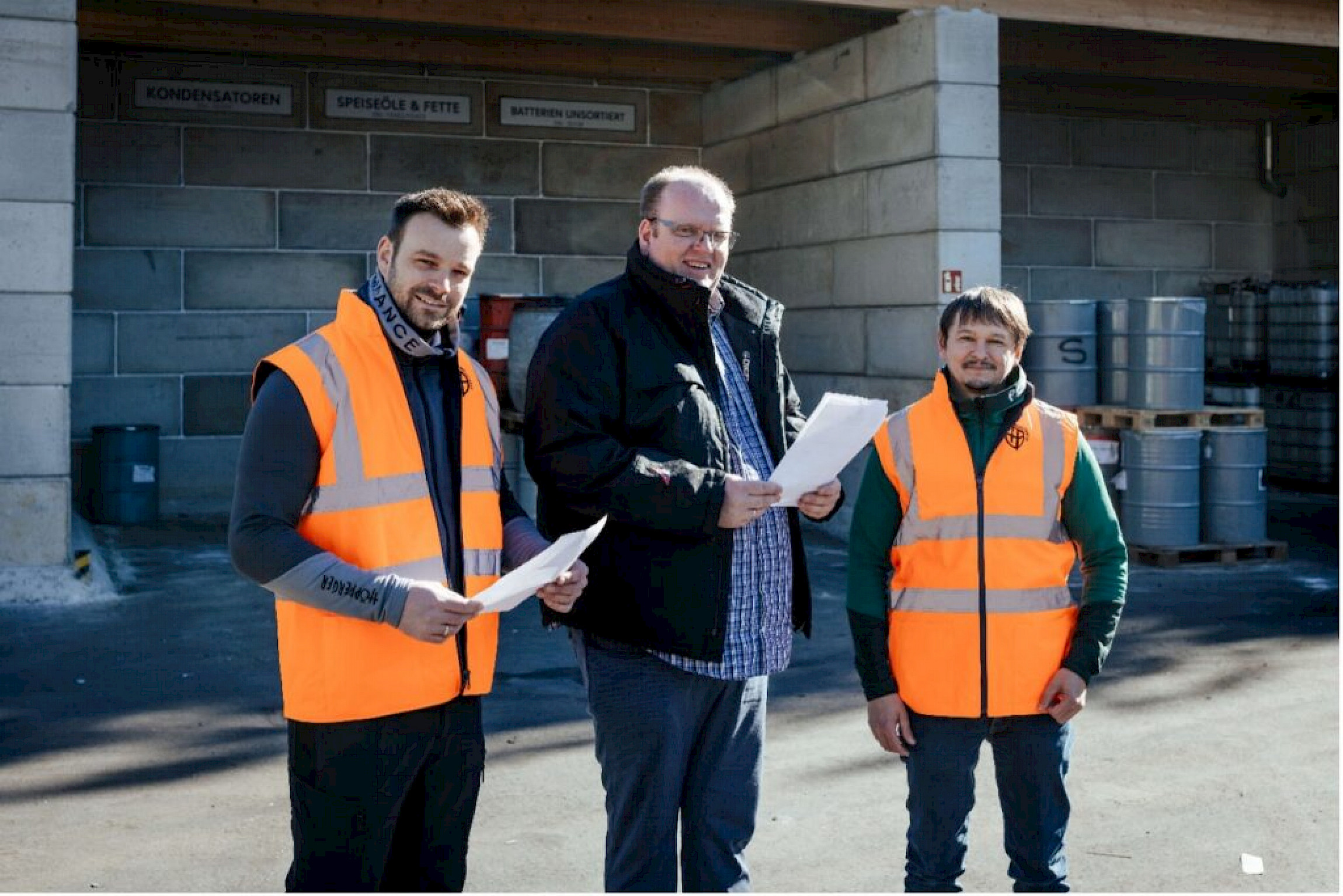 Geschäftsführer Stefan Höpperger (mitte), Disponent Marius Kuen und Projektleiter Oliver Bauer (rechts) freuen sich über die gelungenen Optimierungen am Standort Rietz.