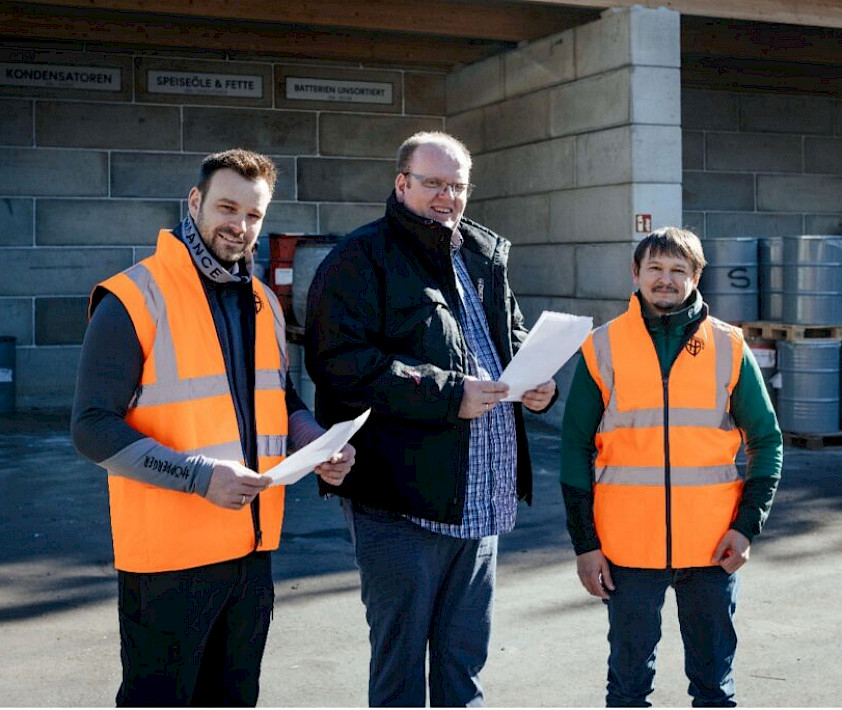 Geschäftsführer Stefan Höpperger (mitte), Disponent Marius Kuen und Projektleiter Oliver Bauer (rechts) freuen sich über die gelungenen Optimierungen am Standort Rietz.