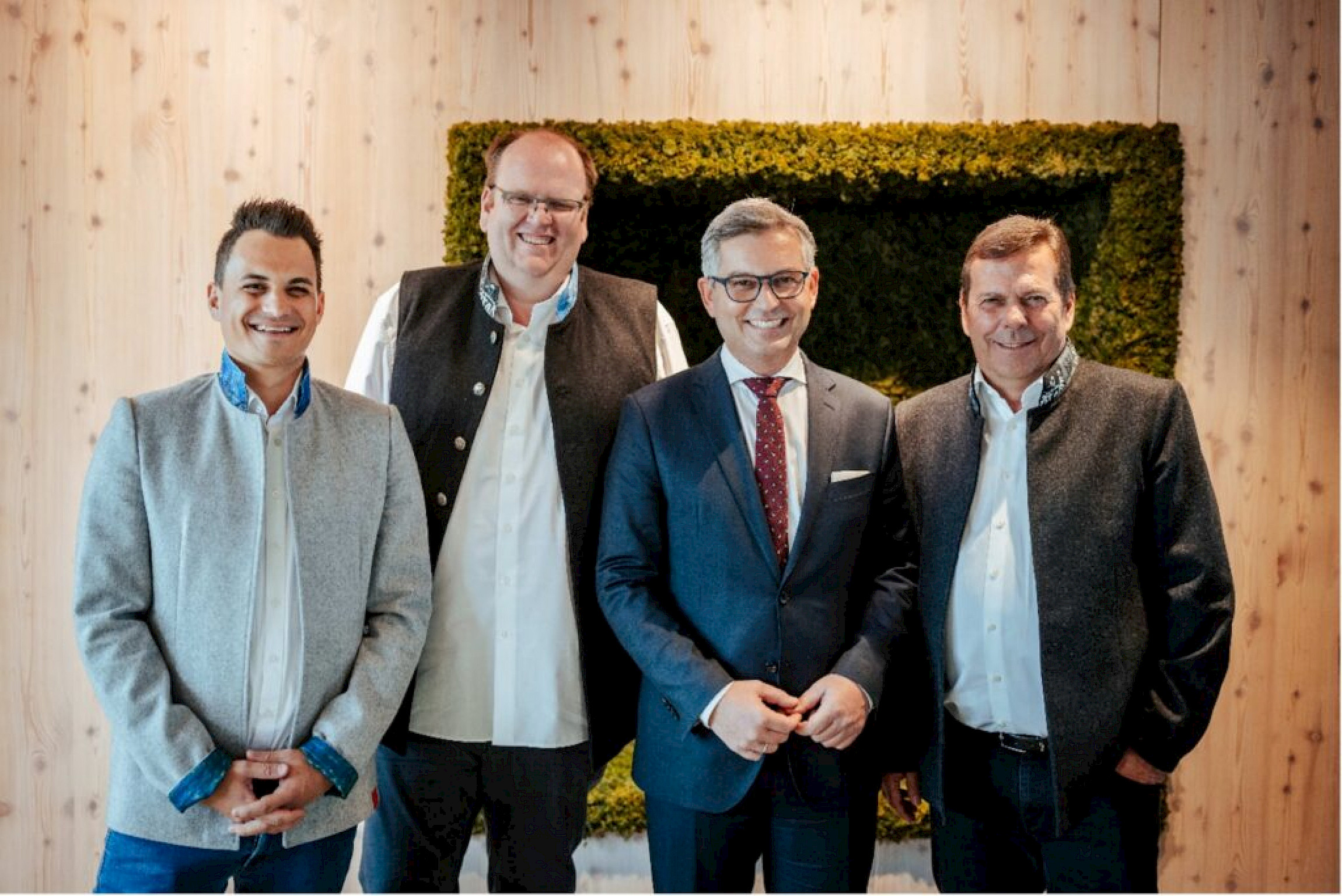 Thomas (links), Stefan und Harald Höpperger (rechts) mit Finanzminister Magnus Brunner.