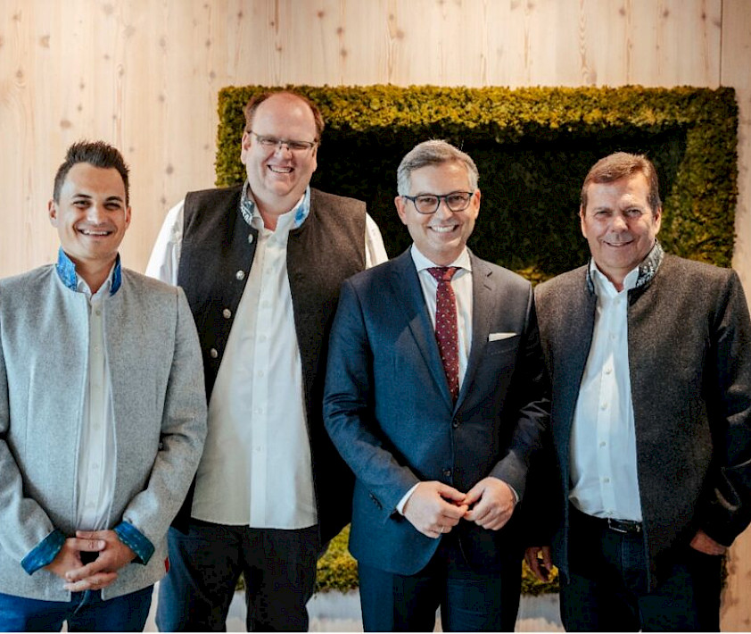 Thomas (links), Stefan und Harald Höpperger (rechts) mit Finanzminister Magnus Brunner.