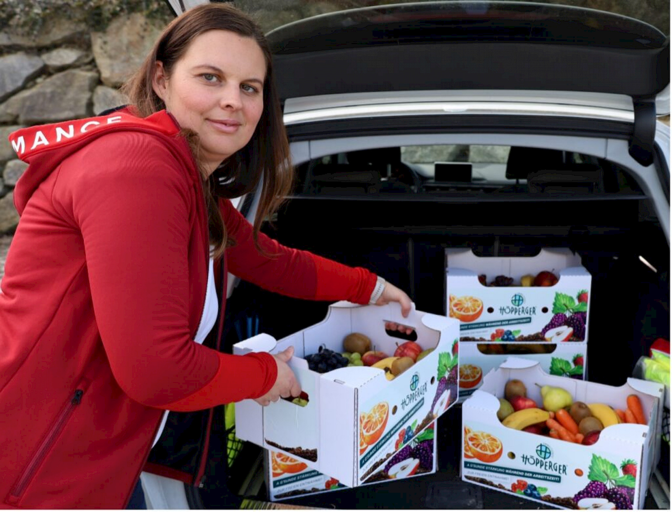 Nina Höpperger-Hackl bei der wöchentlichen Abholung der frischen Vitamine.