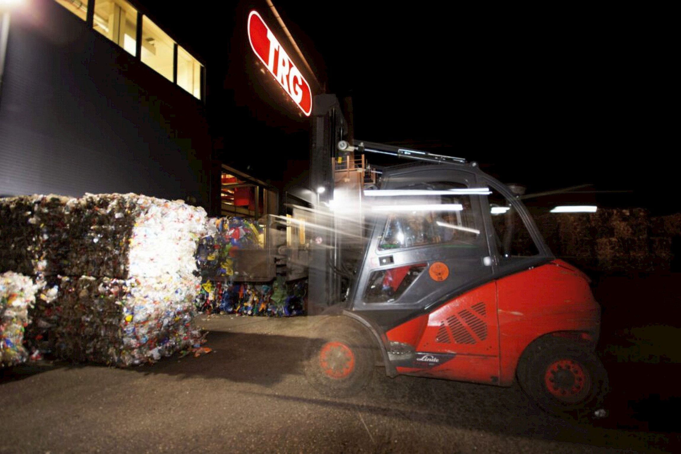 In der TRG (Pfaffenhofen) sammelt und sortiert Höpperger mehr als 80t Leichtverpackungen täglich.