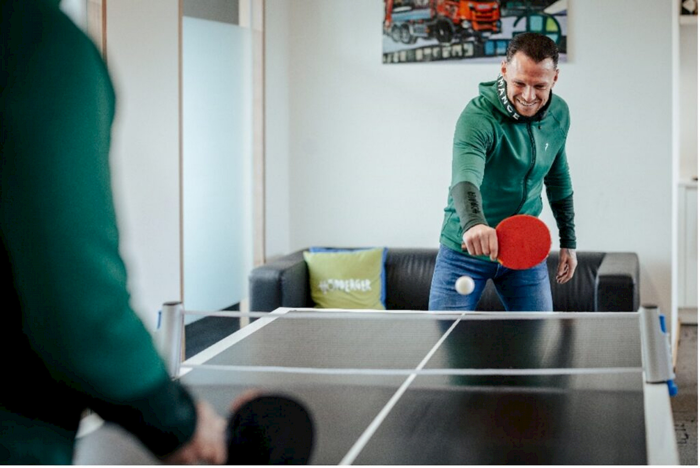 Disponent Marcel Schreter nutzt die Pause für ein Tischtennis-Match.