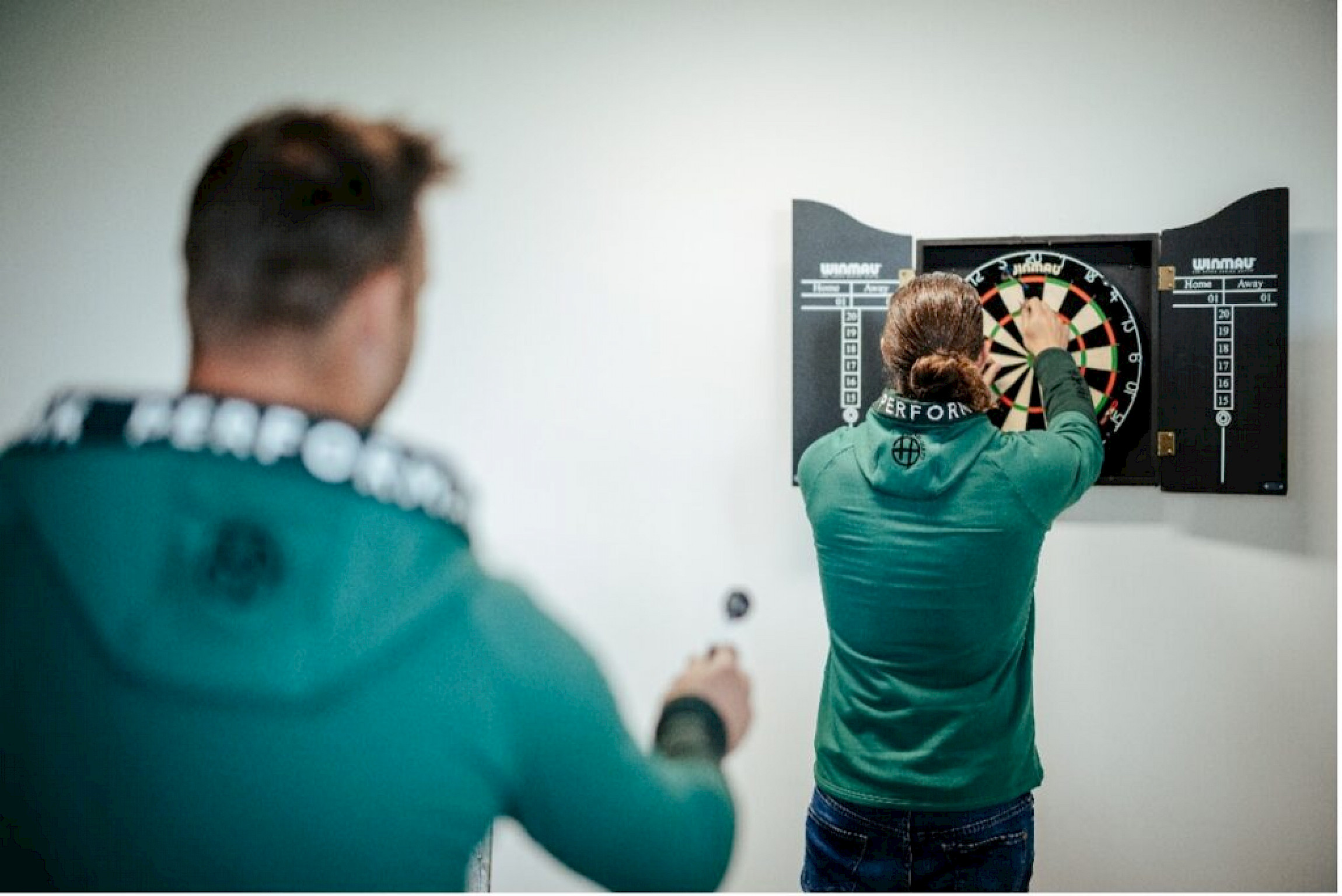 Martin Struggl (rechts) und Marius Kuen beim Darts spielen.