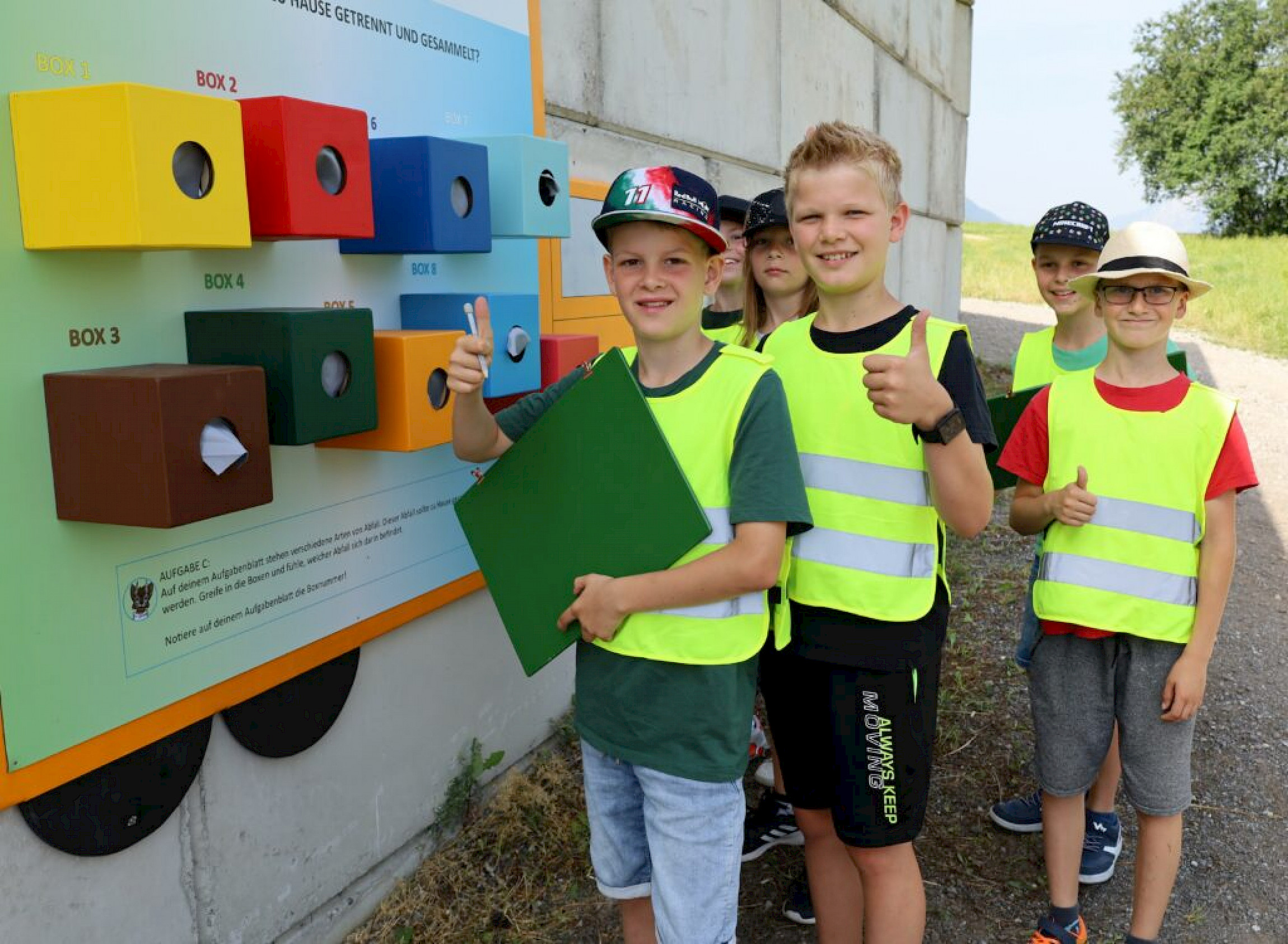 Mit viel Spaß lernen die Kinder auf dem Entsorgungslehrpfad Wissenswertes über richtige Abfalltrennung und die Wichtigkeit von Recycling.