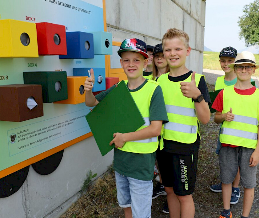 Mit viel Spaß lernen die Kinder auf dem Entsorgungslehrpfad Wissenswertes über richtige Abfalltrennung und die Wichtigkeit von Recycling.