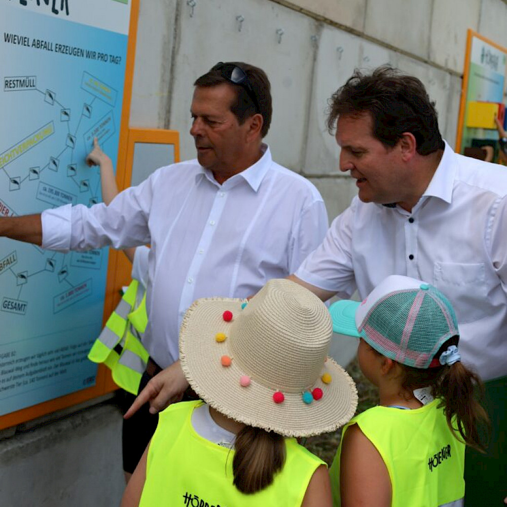 Harald Höpperger und René Zumtobel mit Kindern unterwegs am Entsorgungslehrpfad.