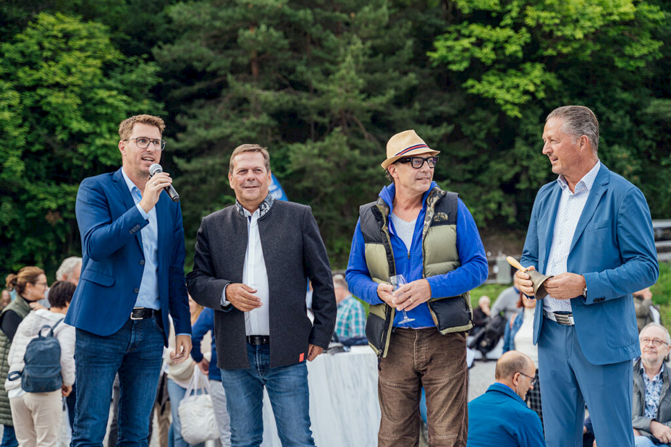 Harald Höpperger (2.v.l.) und Luis Kluibenschädl (rechts) freuten sich mit Intendant Gregor Bloeb und Bürgermeister Christian Härting über einen beeindruckenden Theaterabend mit Freunden und Partner:innen.