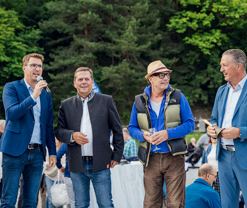 Harald Höpperger (2.v.l.) und Luis Kluibenschädl (rechts) freuten sich mit Intendant Gregor Bloeb und Bürgermeister Christian Härting über einen beeindruckenden Theaterabend mit Freunden und Partner:innen.