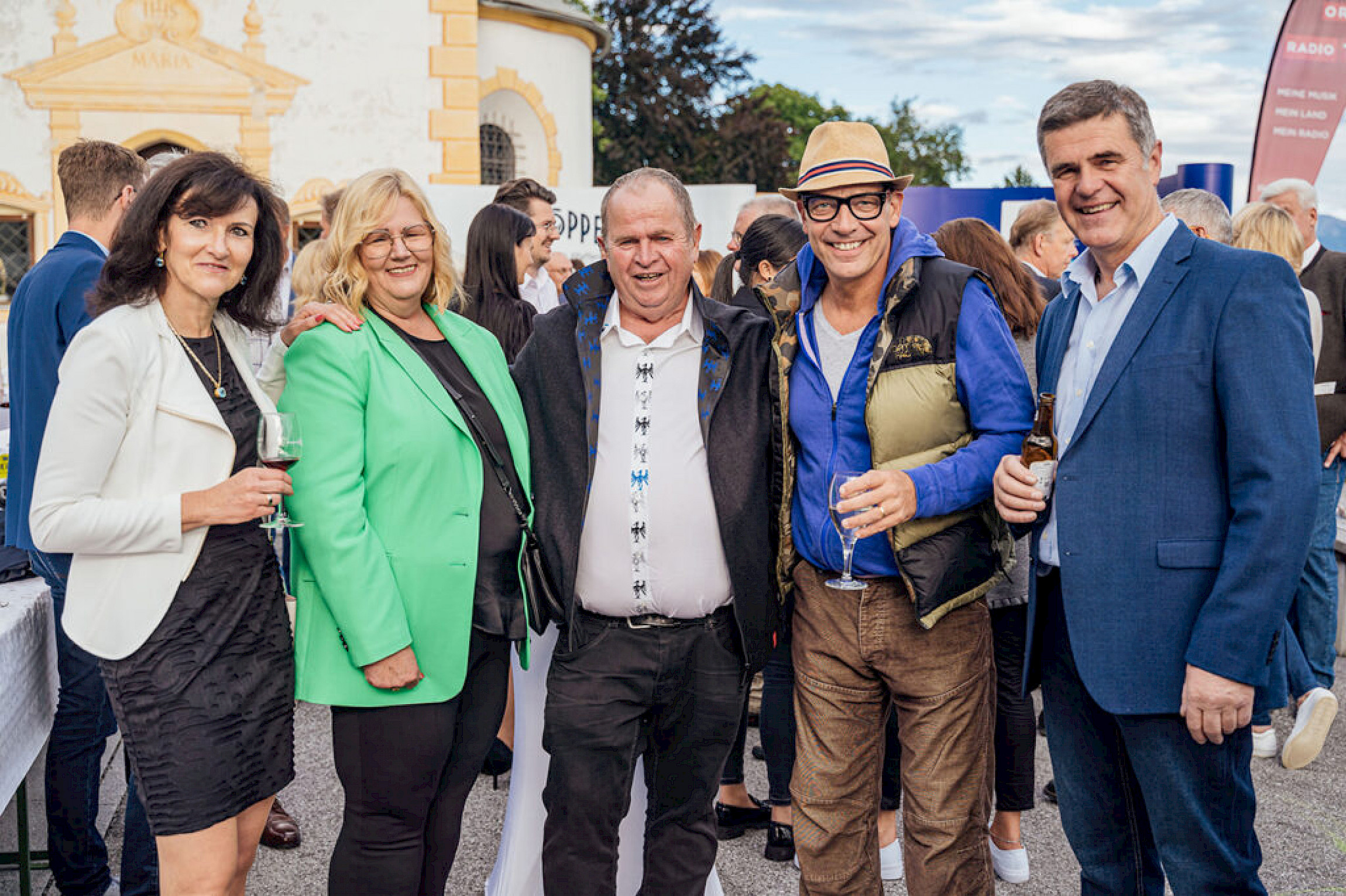 Der Rietzer Bürgermeister Gerhard Krug (rechts) mit Gattin, Klaus und Gitti Höpperger gratulierten Intendant Gregor Bloeb zur beeindruckenden Vorstellung von 7 Todsünden