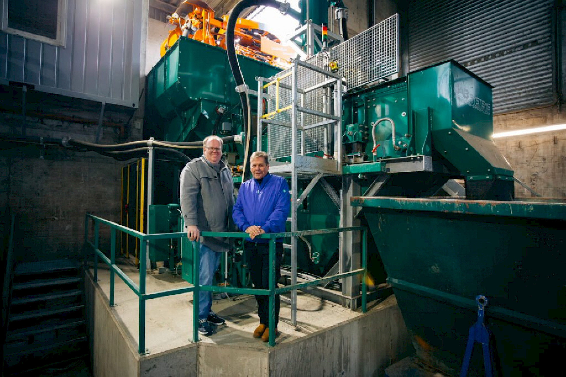 Geschäftsführer Stefan und Harald Höpperger freuen sich über die neue Aufbereitungsanlage in Pfaffenhofen.