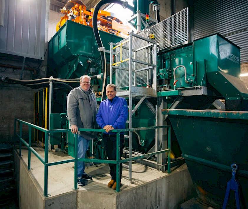 Geschäftsführer Stefan und Harald Höpperger freuen sich über die neue Aufbereitungsanlage in Pfaffenhofen.