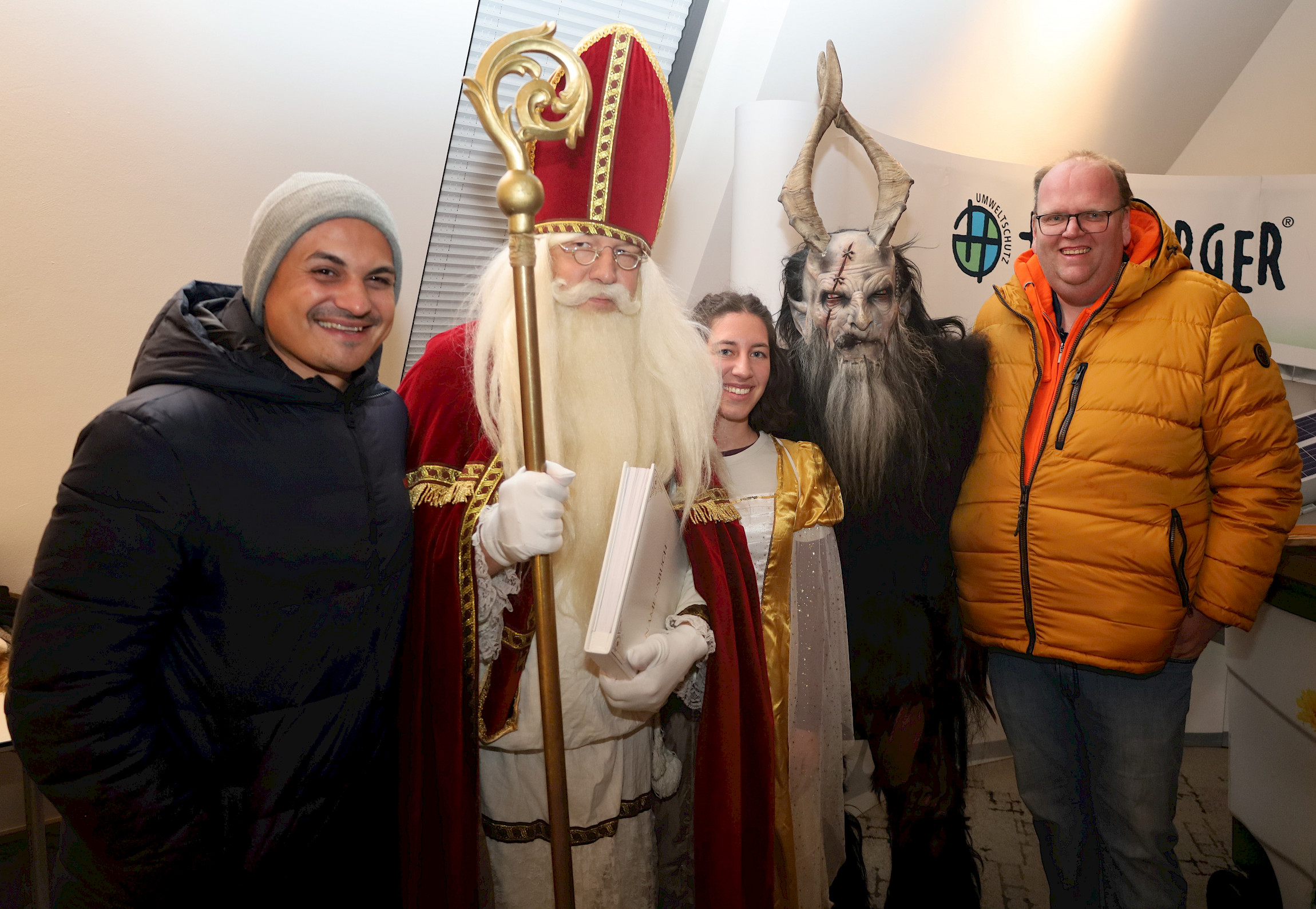 Thomas (links) und Stefan Höpperger (rechts) freuten sich über den Nikolausbesuch beim stimmungsvollen Nikolausumtrunk.  Bildnachweis: Höpperger