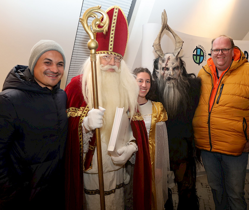 Thomas (links) und Stefan Höpperger (rechts) freuten sich über den Nikolausbesuch beim stimmungsvollen Nikolausumtrunk.  Bildnachweis: Höpperger