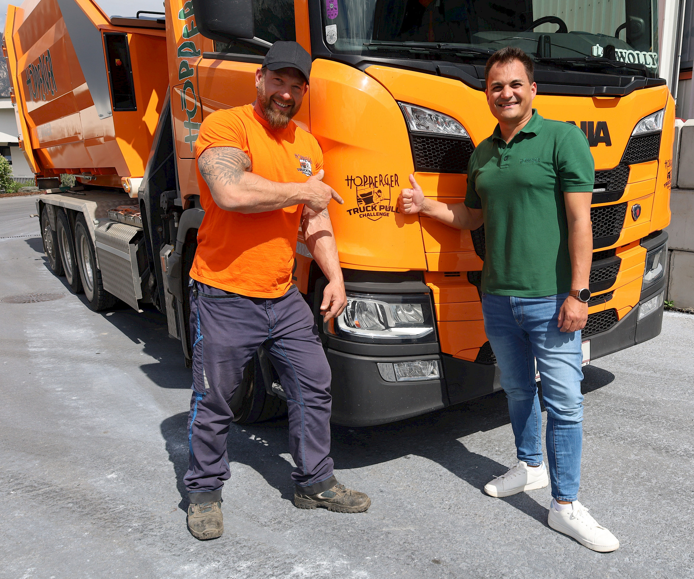 Thomas Höpperger (rechts) unterstützt Wolly Hell bei der Truck Pull Challenge.