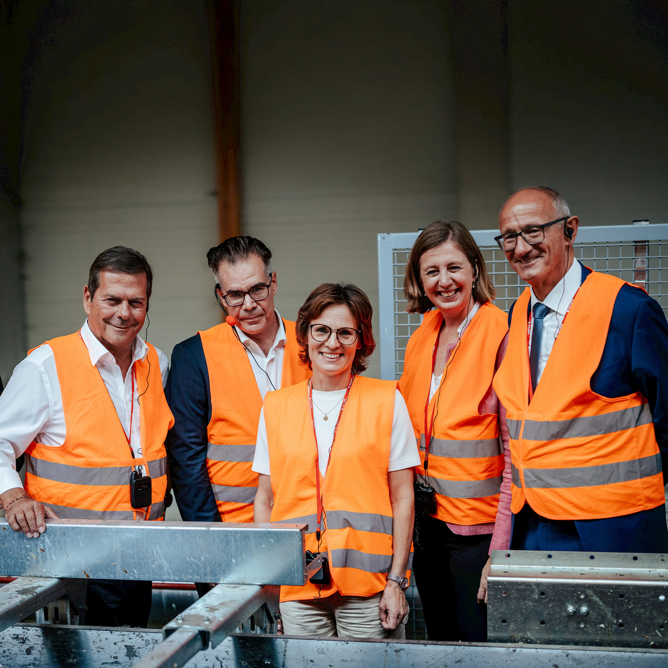 v.l.n.r. Harald Höpperger, Projektleiter Thomas Baldt, EU-Kommissarin Jessika Roswall, Staatssekretärin Barbara Eibinger-Miedl, LH Anton Mattle