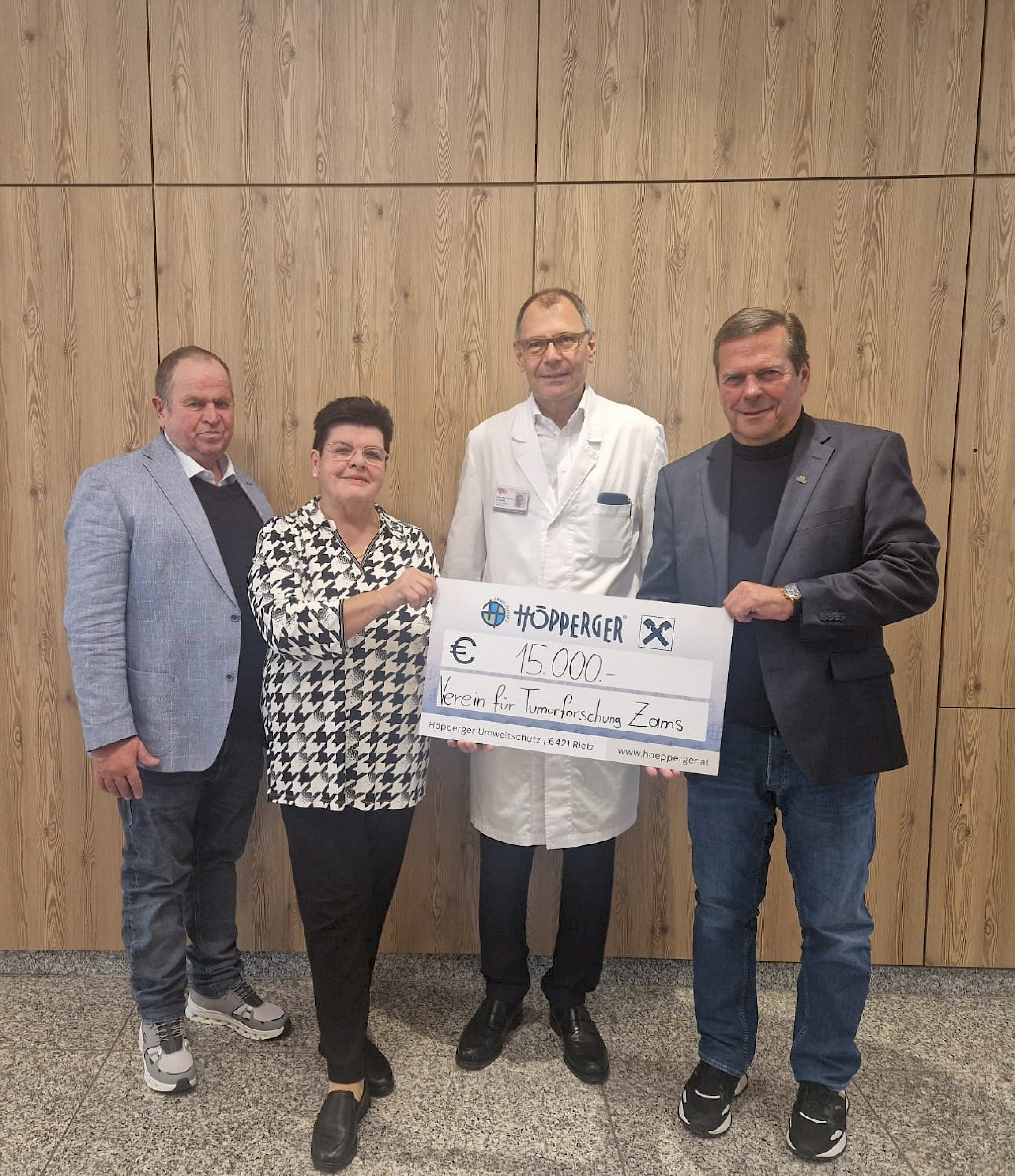 Höpperger Umweltschutz und Ingrid Santer unterstützen den Verein für Tumorforschung seit mittlerweile 20 Jahren. v.l.n.r. Klaus Höpperger, Ingrid Santer, Primar Ewald Wöll, Harald Höpperger