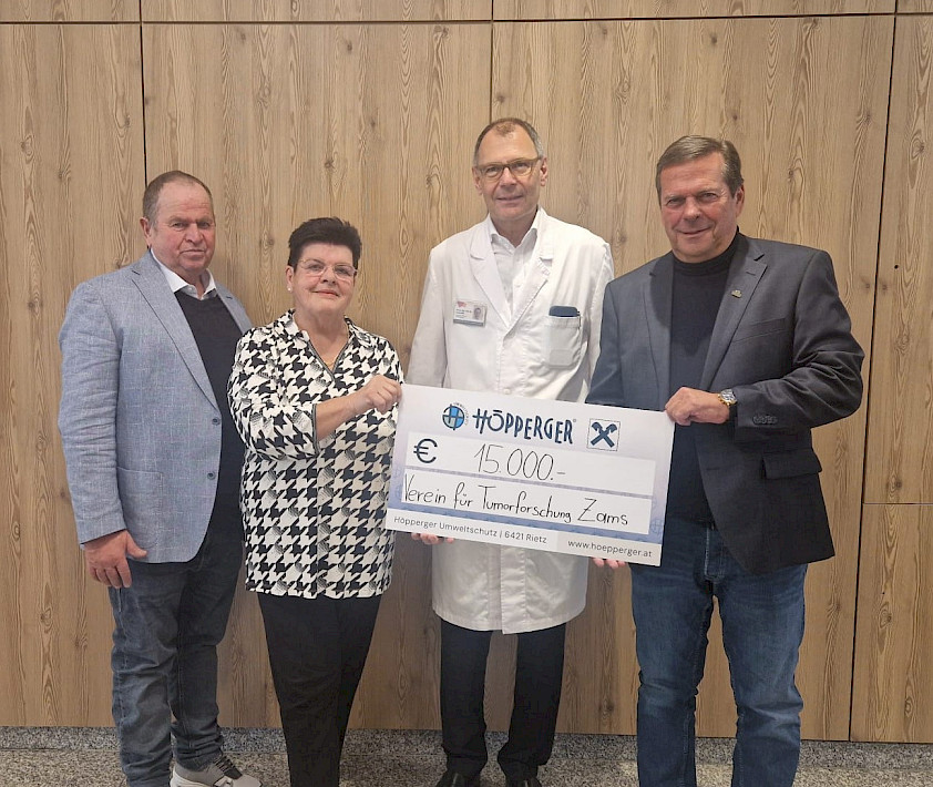 Höpperger Umweltschutz und Ingrid Santer unterstützen den Verein für Tumorforschung seit mittlerweile 20 Jahren. v.l.n.r. Klaus Höpperger, Ingrid Santer, Primar Ewald Wöll, Harald Höpperger