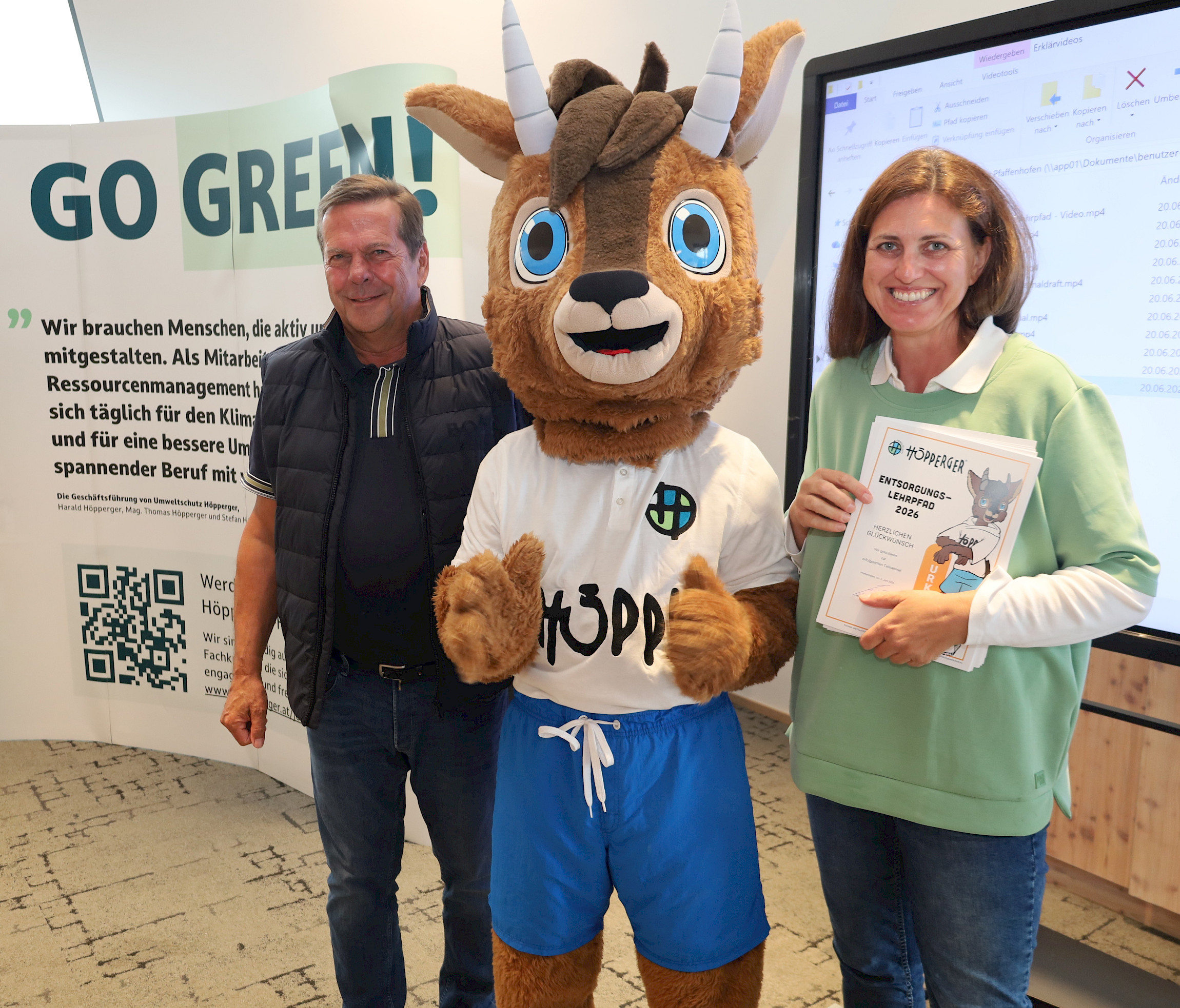 Harald Höpperger (links) mit Maskottchen Höppi und Lehrerin Dipl.-Päd. Romina De Razza