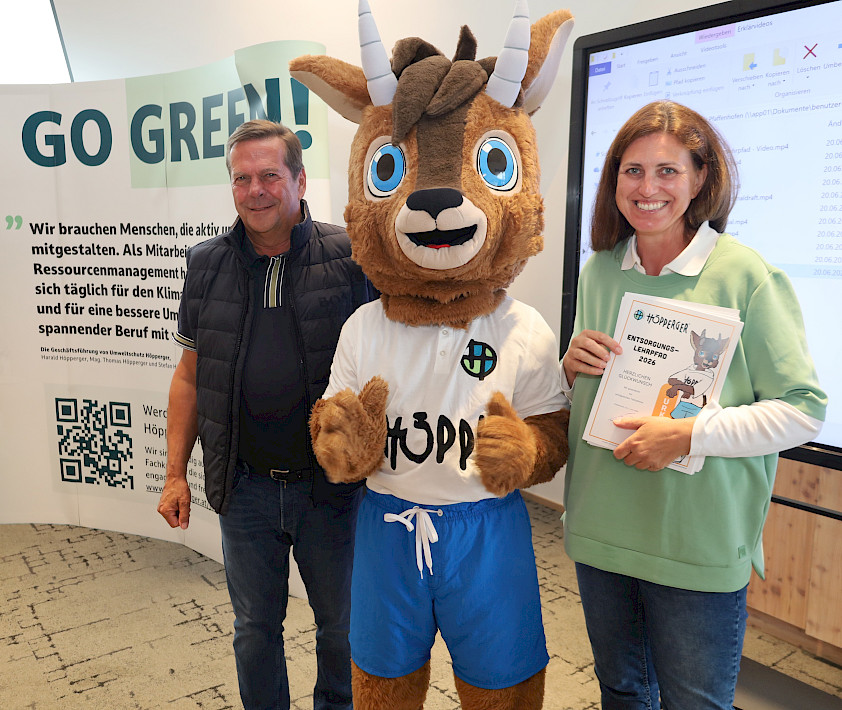 Harald Höpperger (links) mit Maskottchen Höppi und Lehrerin Dipl.-Päd. Romina De Razza