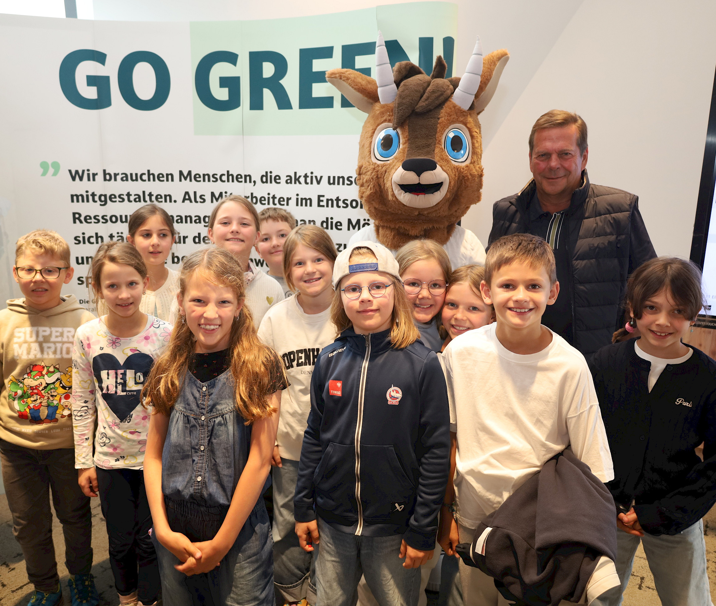 Harald Höpperger und Maskottchen Höppi gratulierten den Schüler:innen zum erfolgreichen Abschluss des Entsorgungslehrpfades.