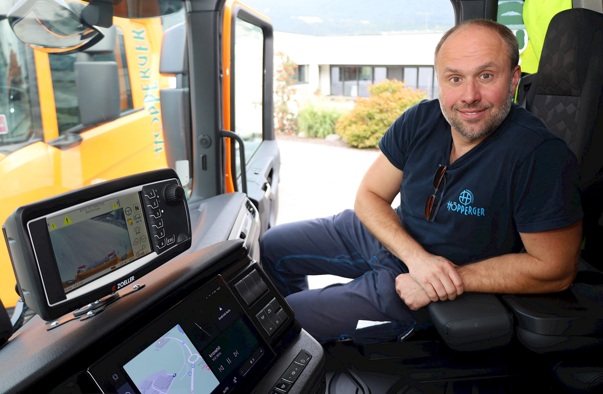 LKW-Fahrer Kamil Obrlik freut sich über sein neues Arbeitsgerät.