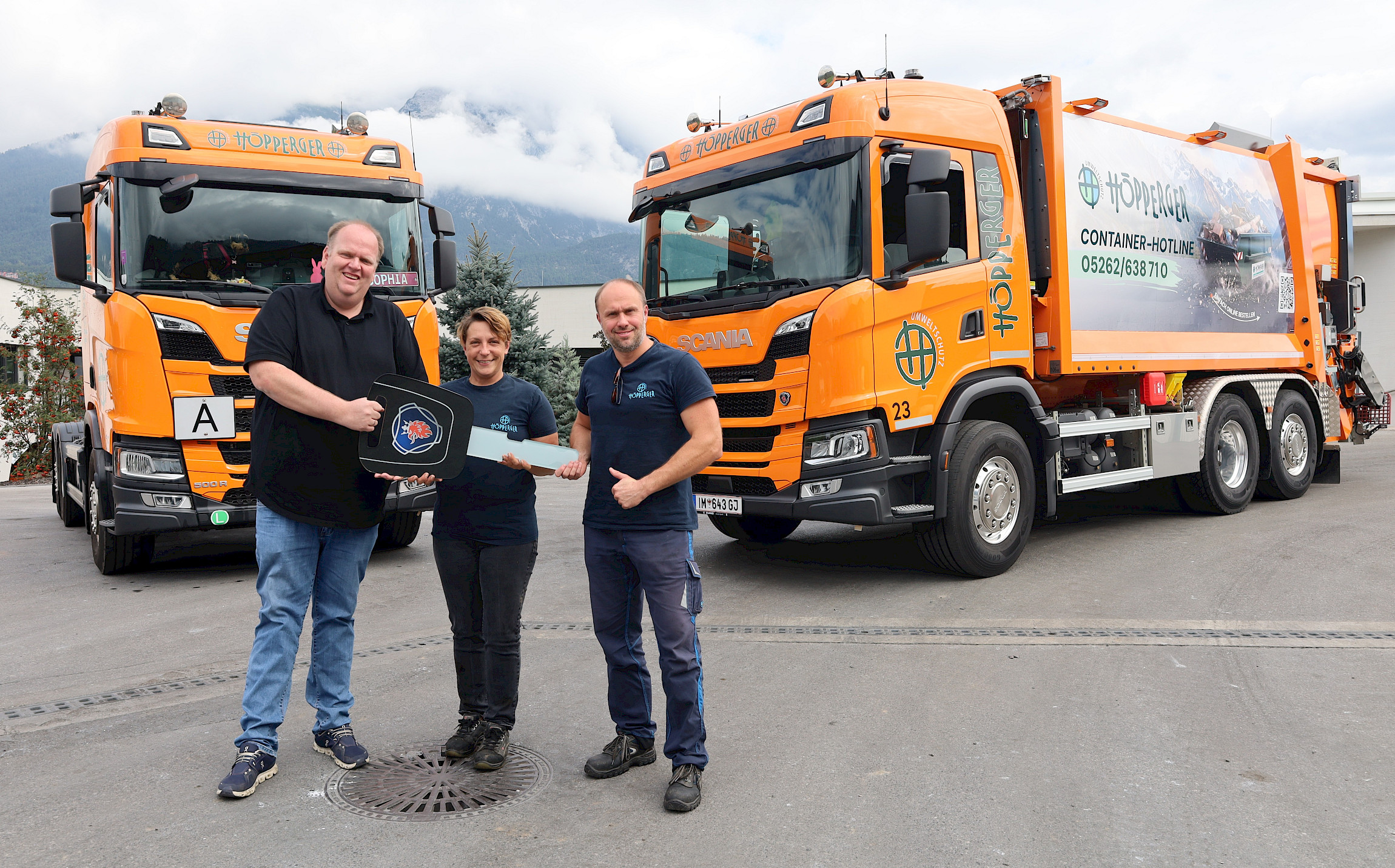 Stefan Höpperger (links) bei der symbolischen LKW-Schlüsselübergabe an die Fahrer Sophia Wünsche und Kamil Obrlik.